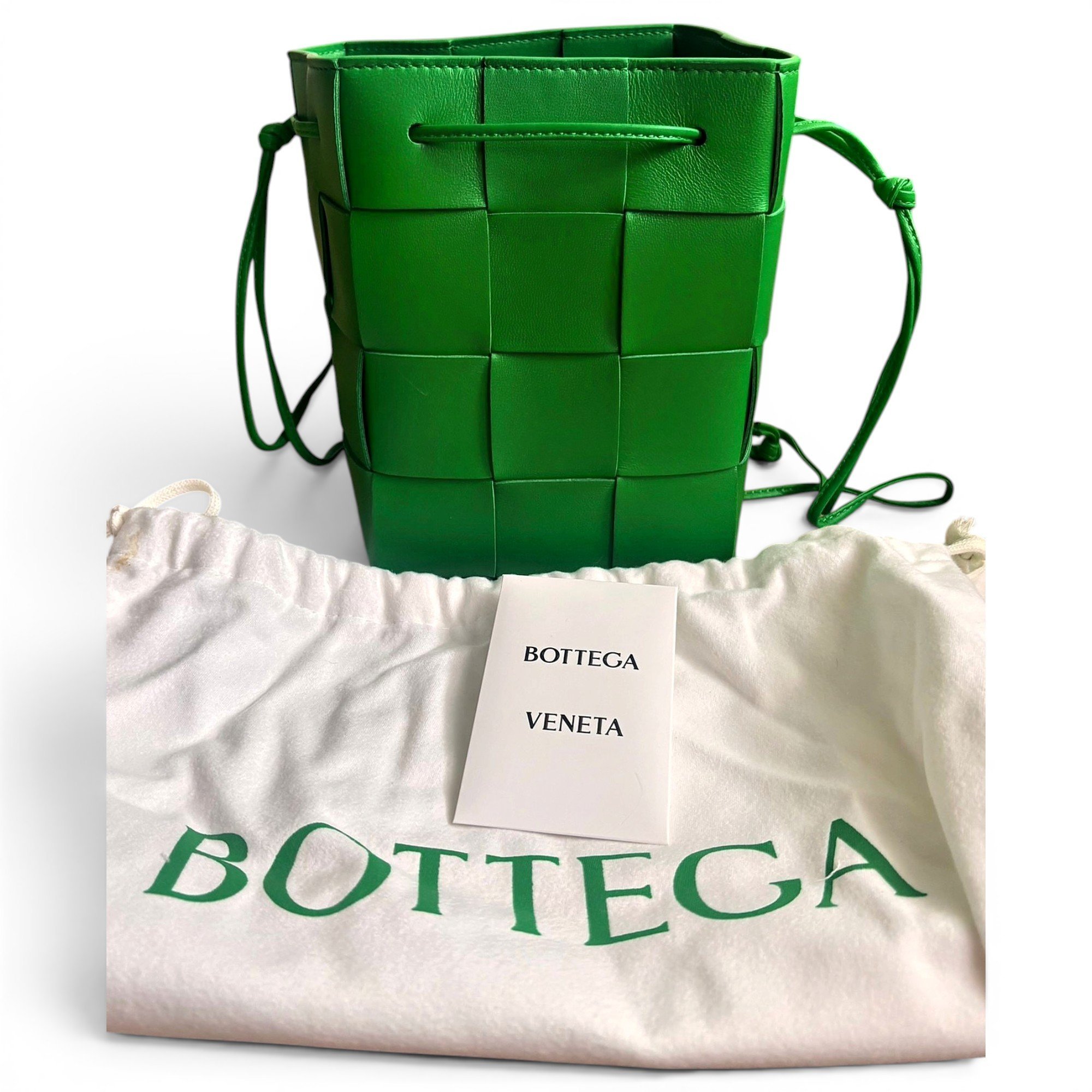 Cassette Bucket leather handbag