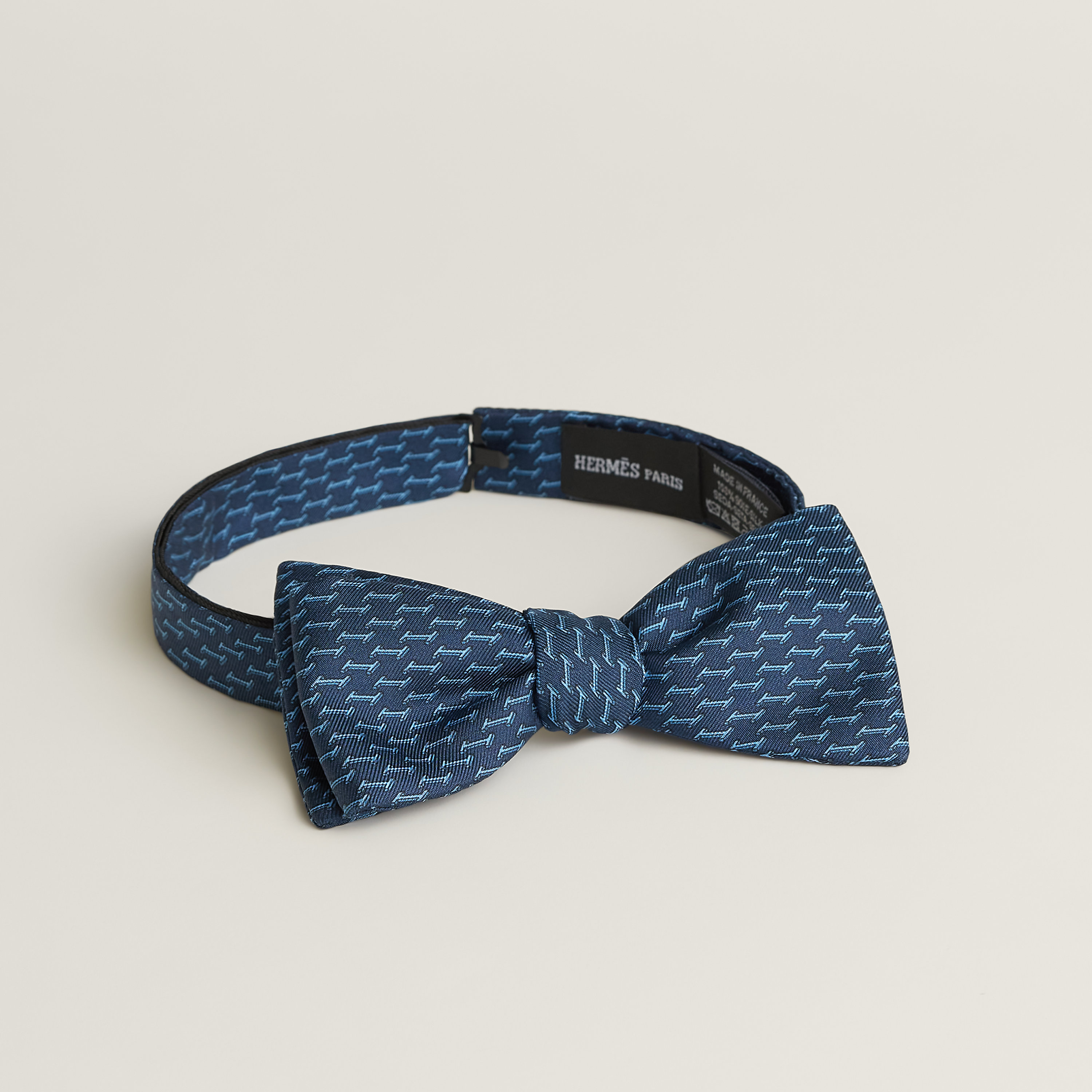 Landing H bow tie