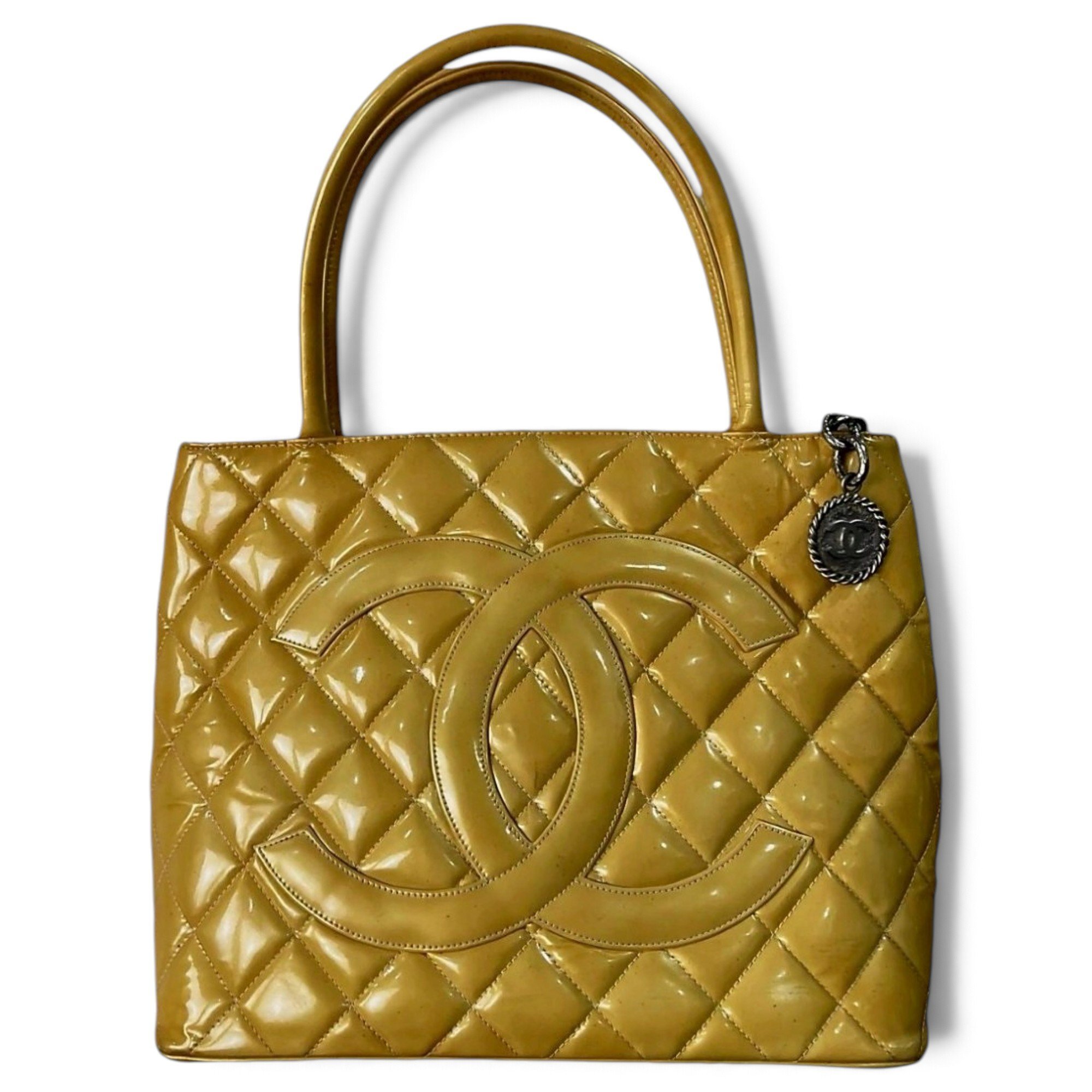 Médaillon patent leather handbag