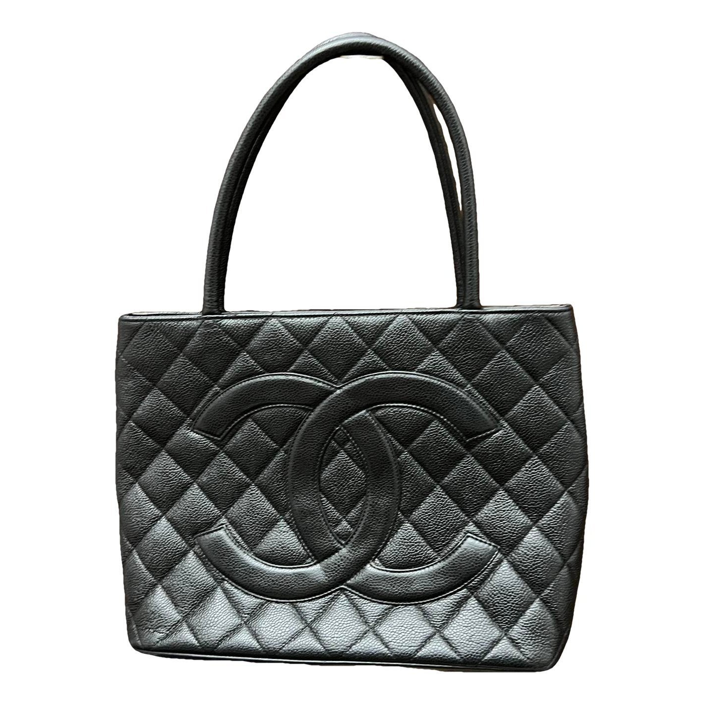 Médaillon leather handbag