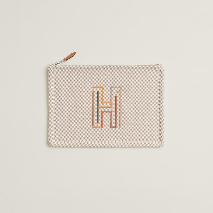 グレージュ フラットポーチ 刺繍入り 《hラビリンス》 PM