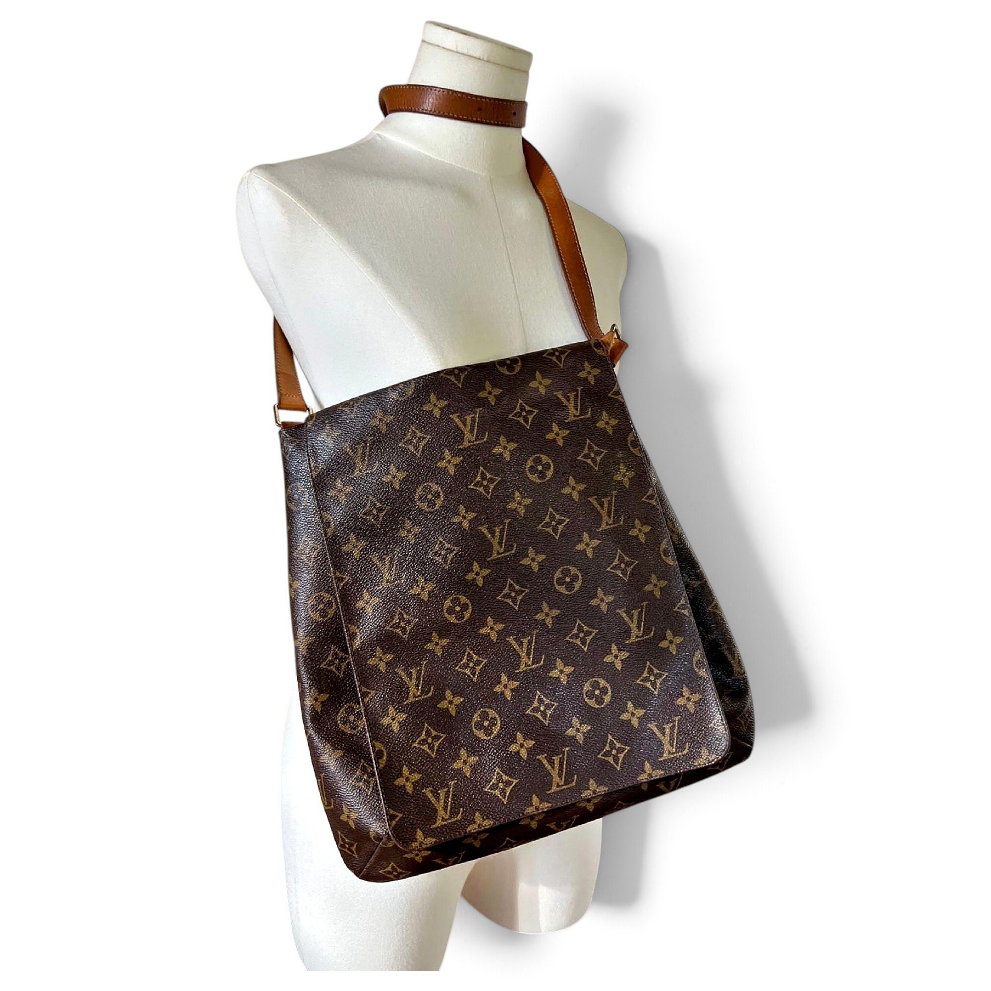 Musette leather handbag