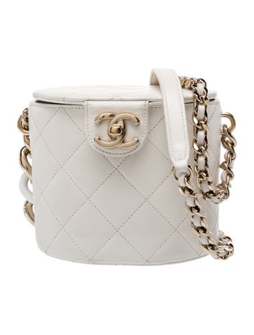 Elegant Chain Vanity Case