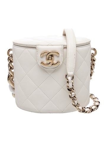 Elegant Chain Vanity Case