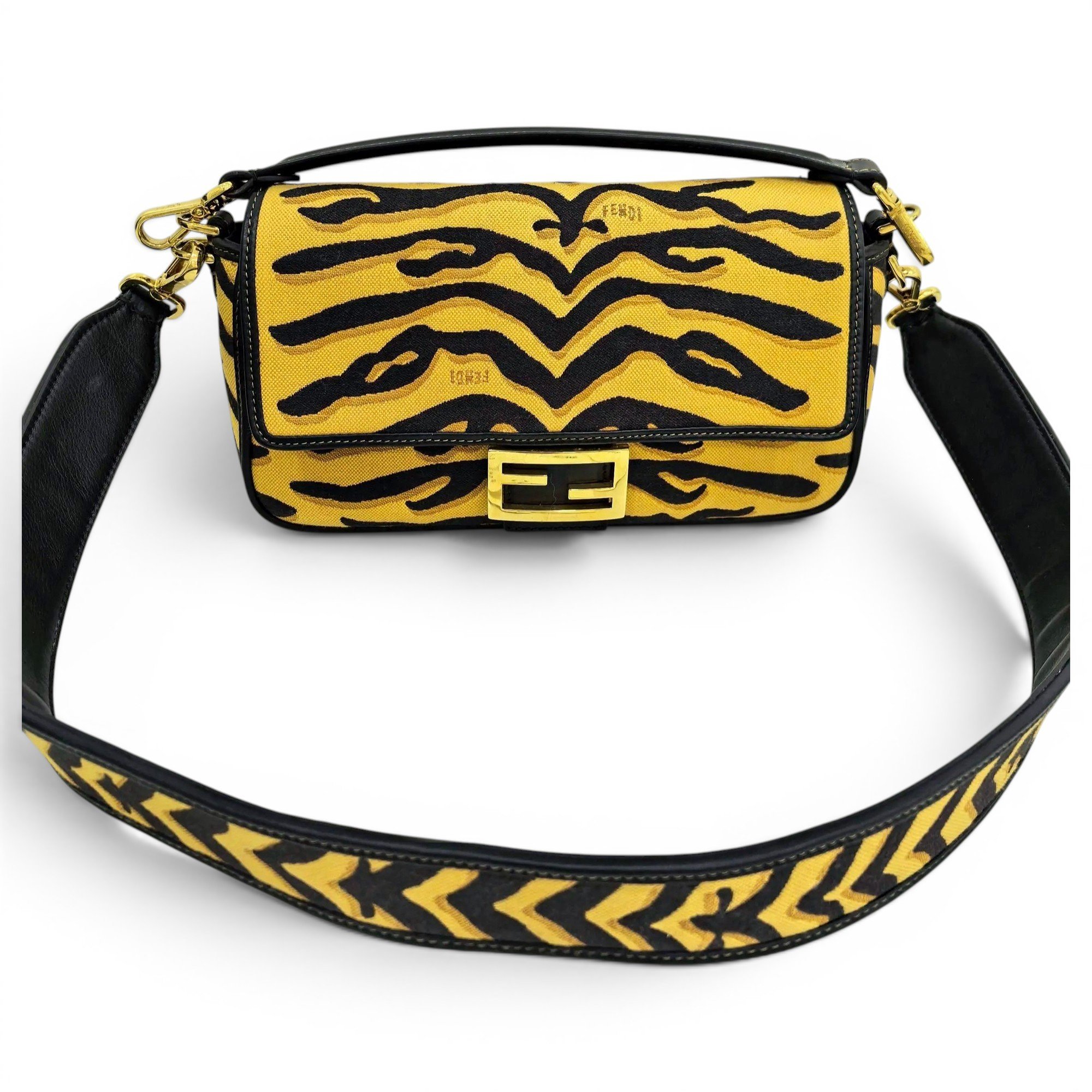 Baguette cloth handbag