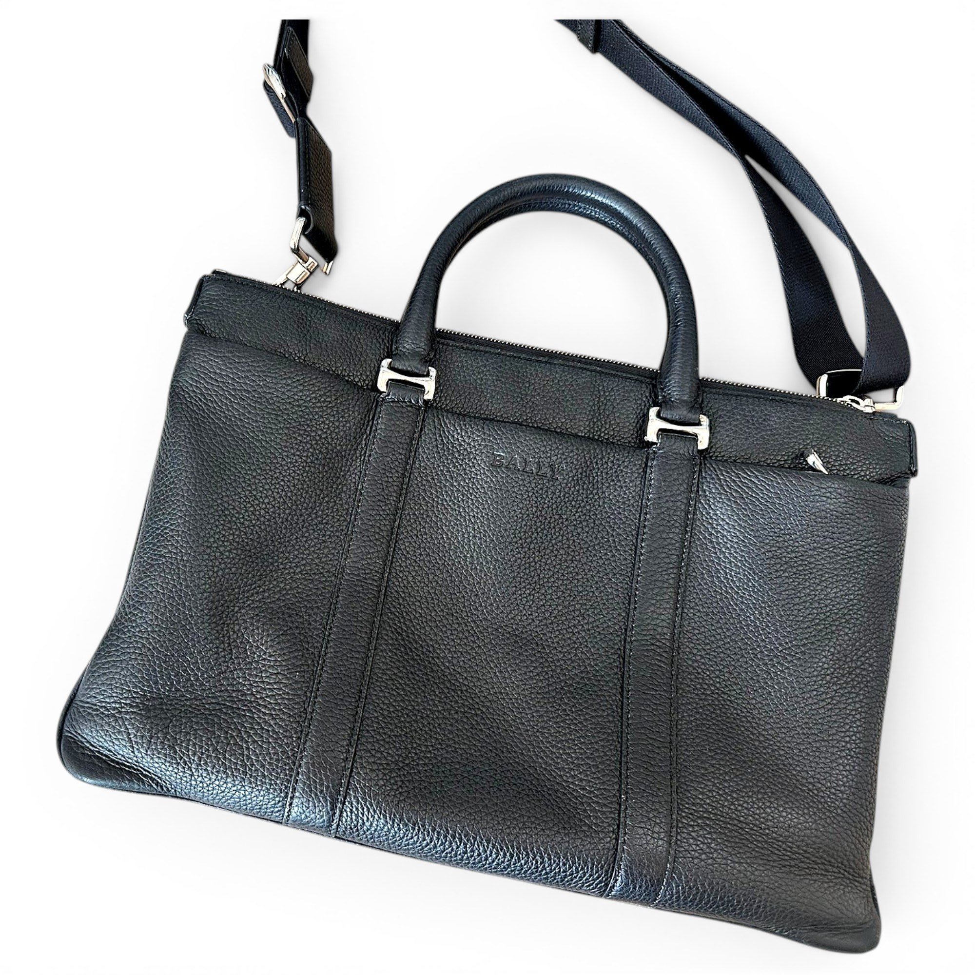 Leather travel bag
