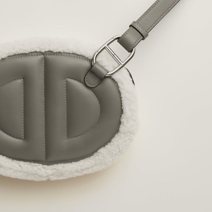 In-the-loop Plush 벨트 백