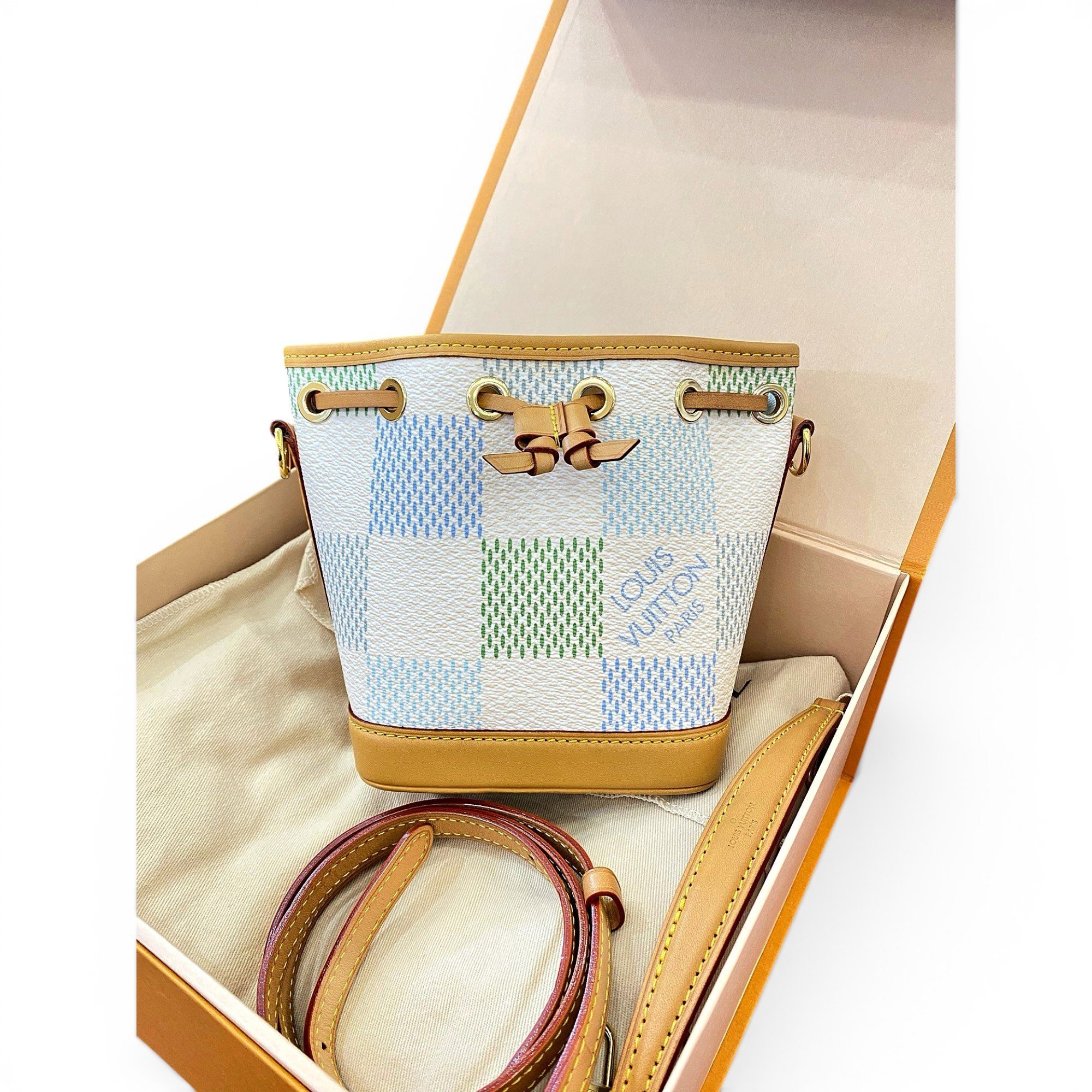 Nano Noé leather handbag