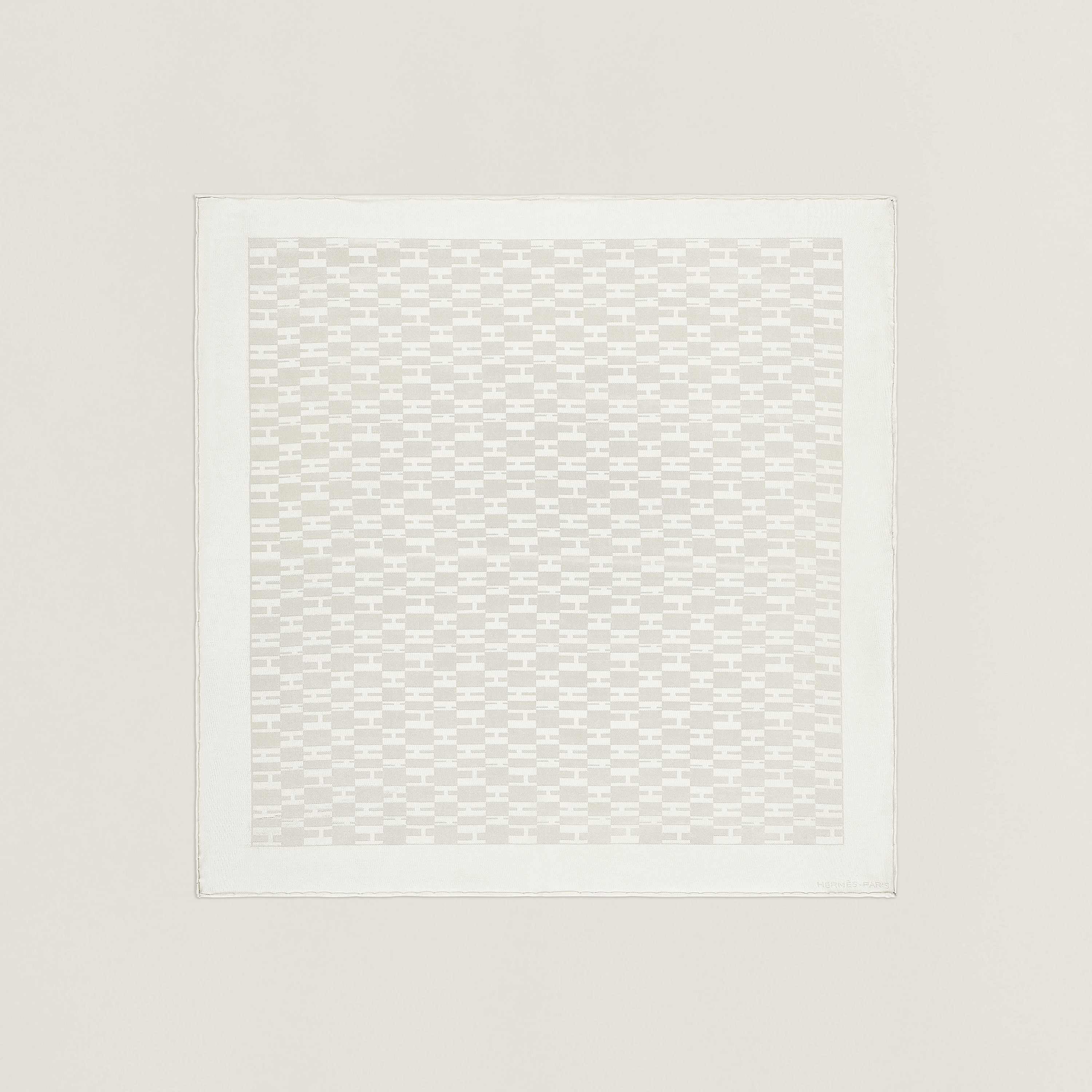 Façonnee Grand H pocket square 45