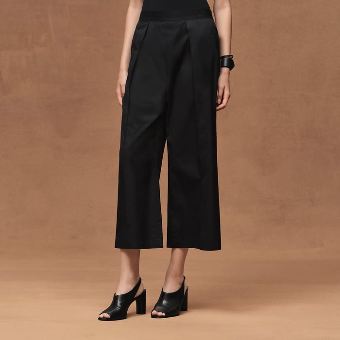 Noir Embroidered Short Pants