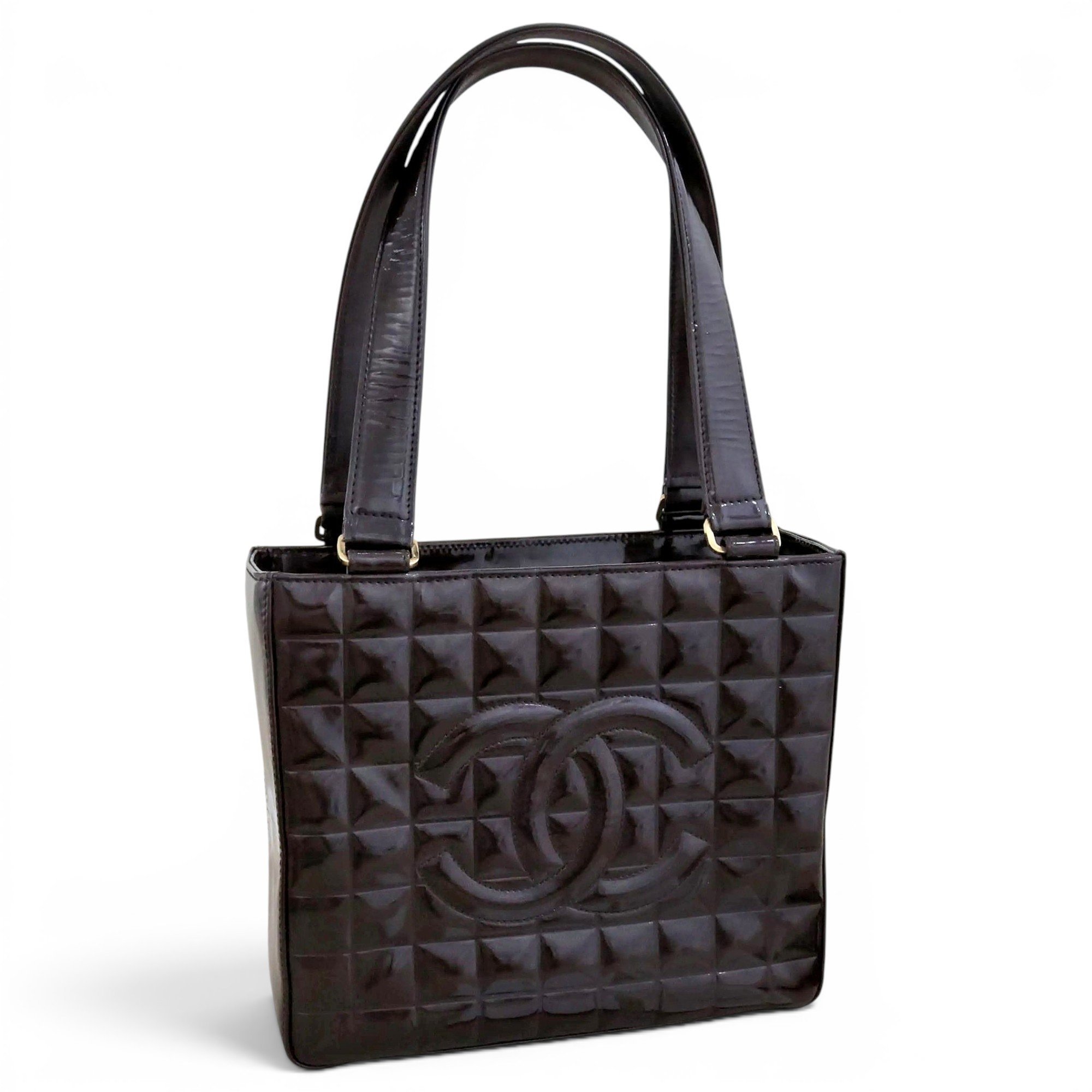 Médaillon patent leather handbag