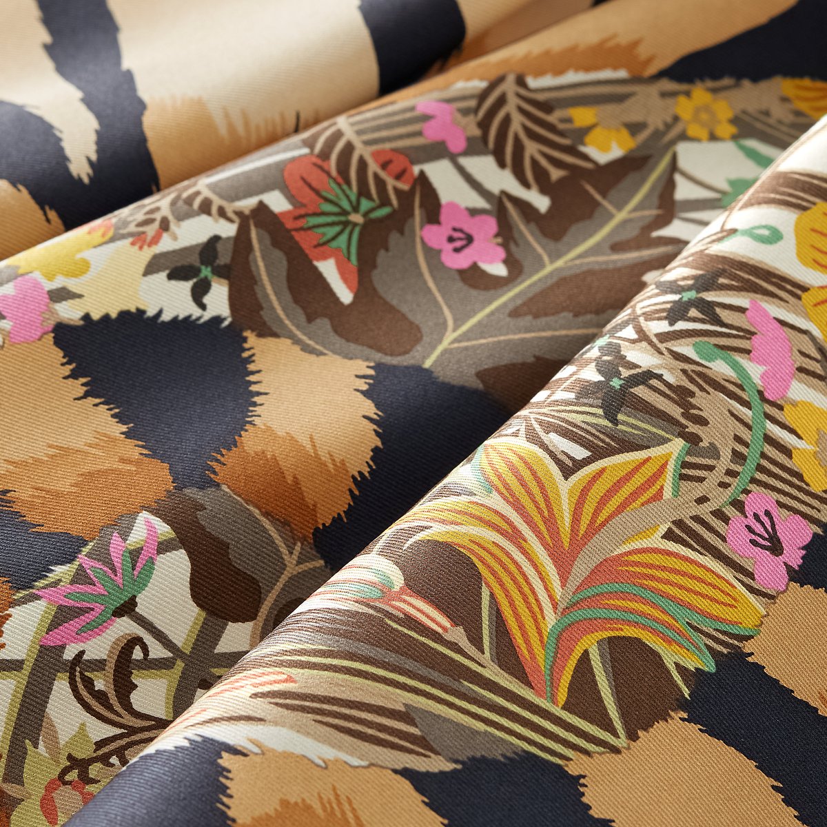 Hermès カレ 70 《タイガー・タイガー》 ベージュ・ドレ/オランジュ