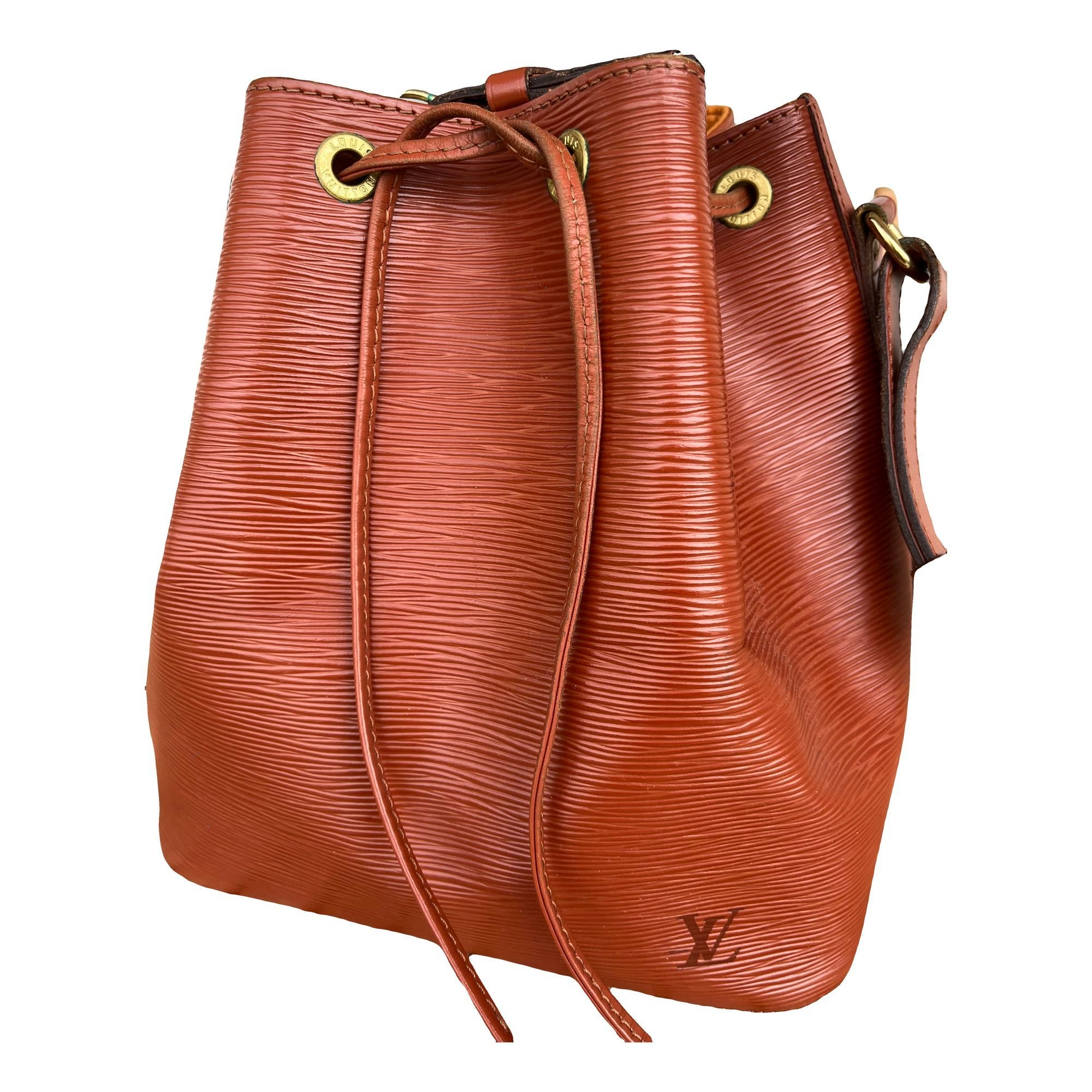 Noé leather crossbody bag
