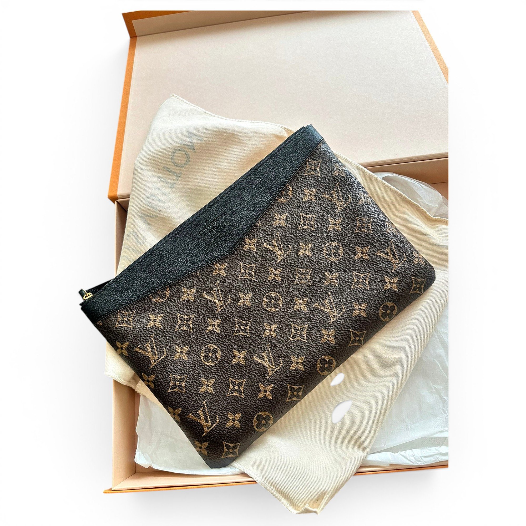 Louis Vuitton Leather clutch bag