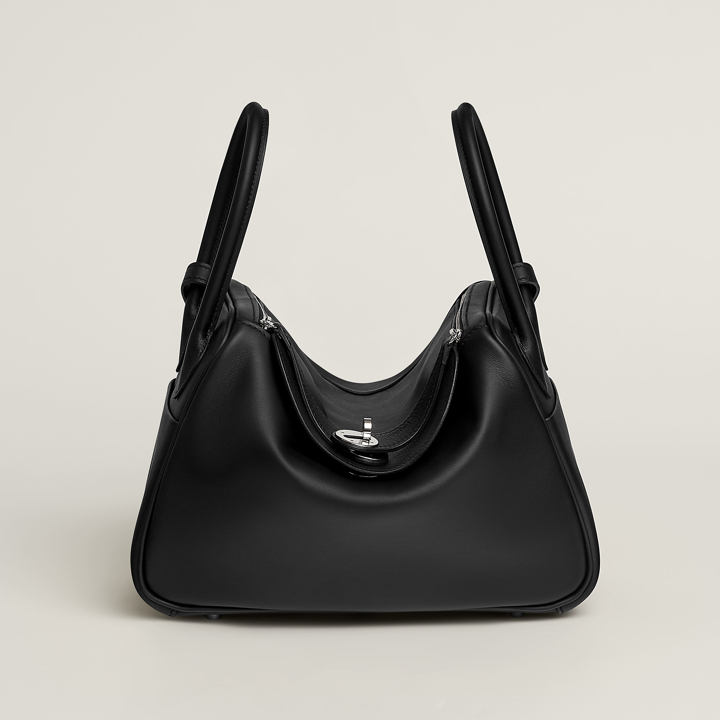 Hermès バッグ 《リンディ》 26 ヴェルソ 黒/ブルー・タイ | BagUSeek