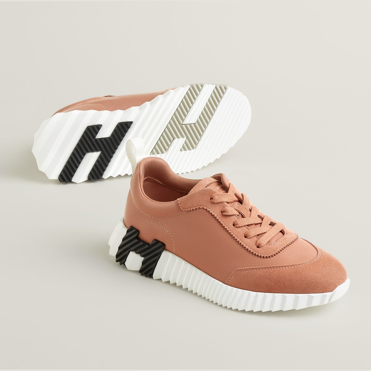 Sneakers Bouncing