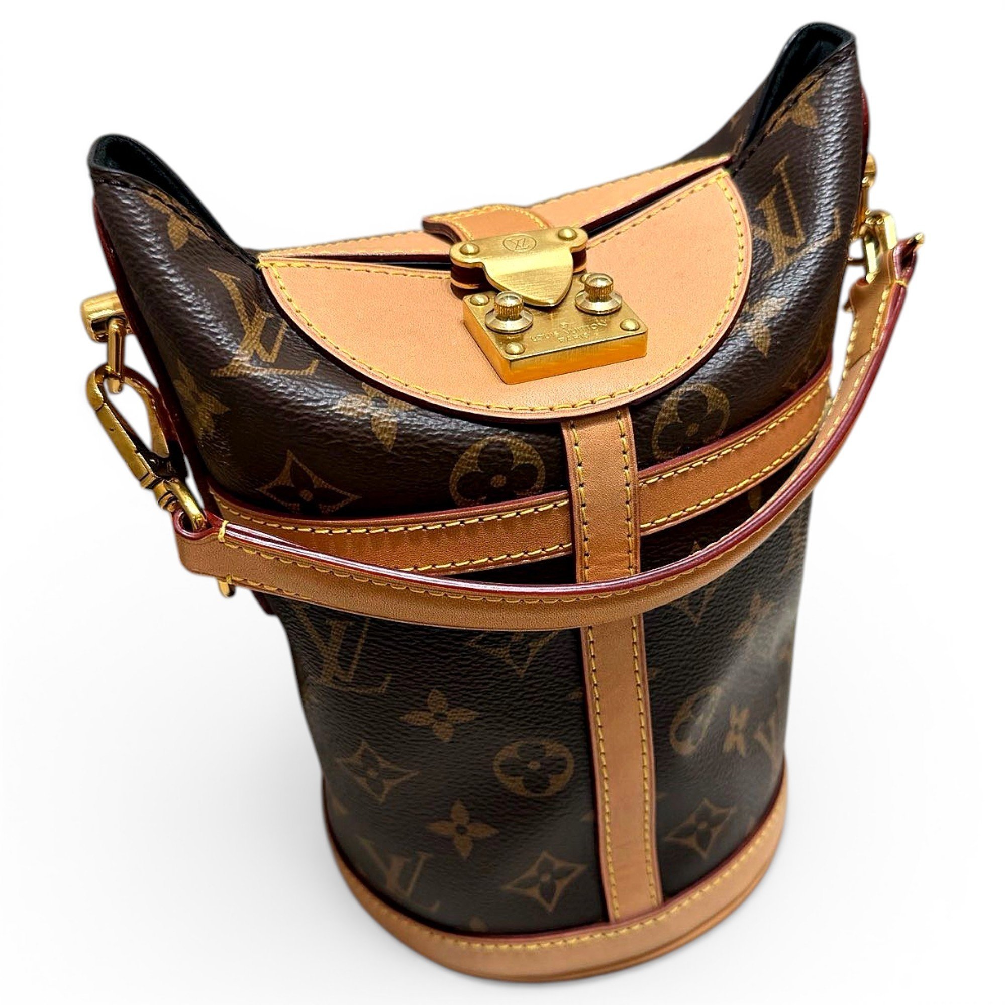Duffle patent leather handbag