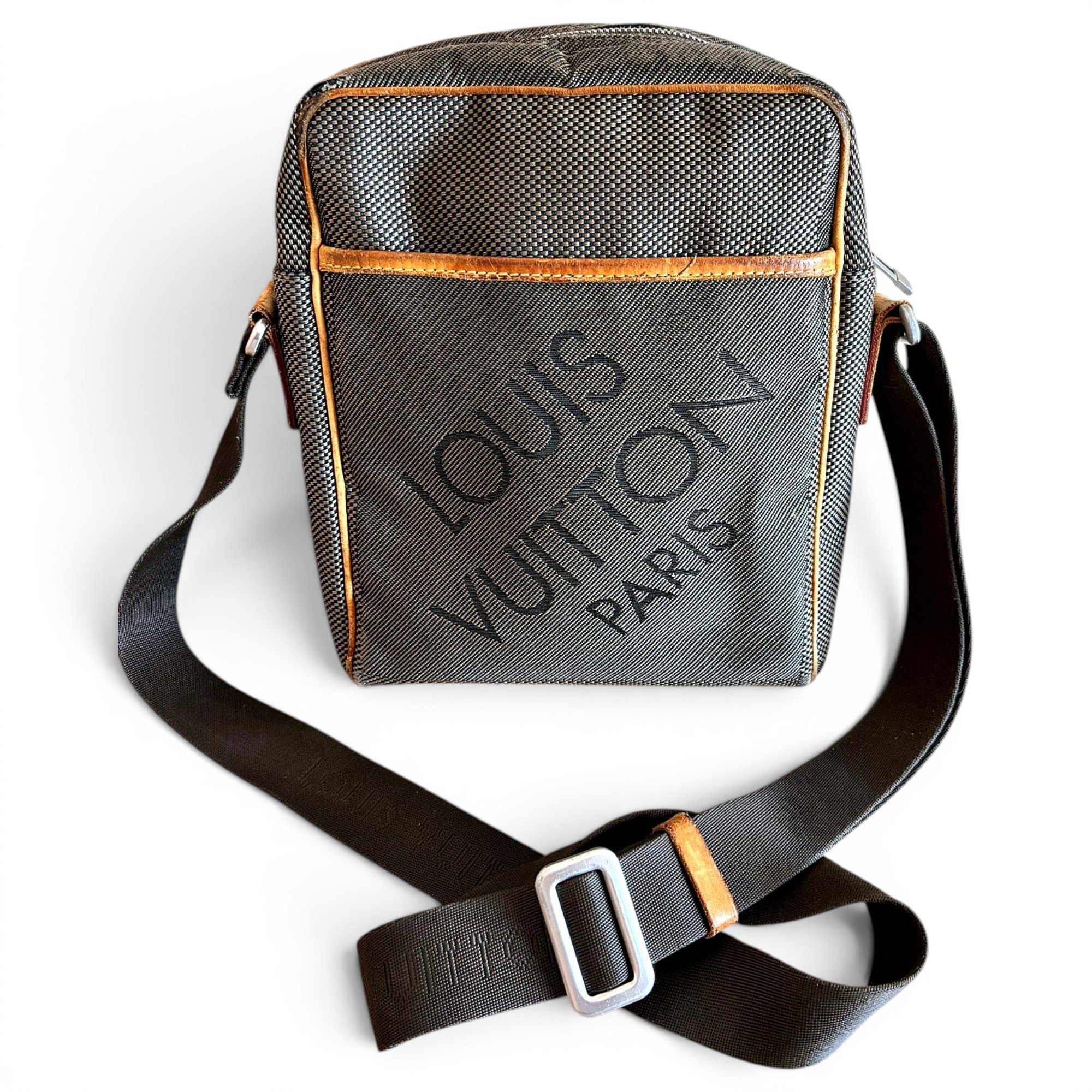 Yaranga leather crossbody bag