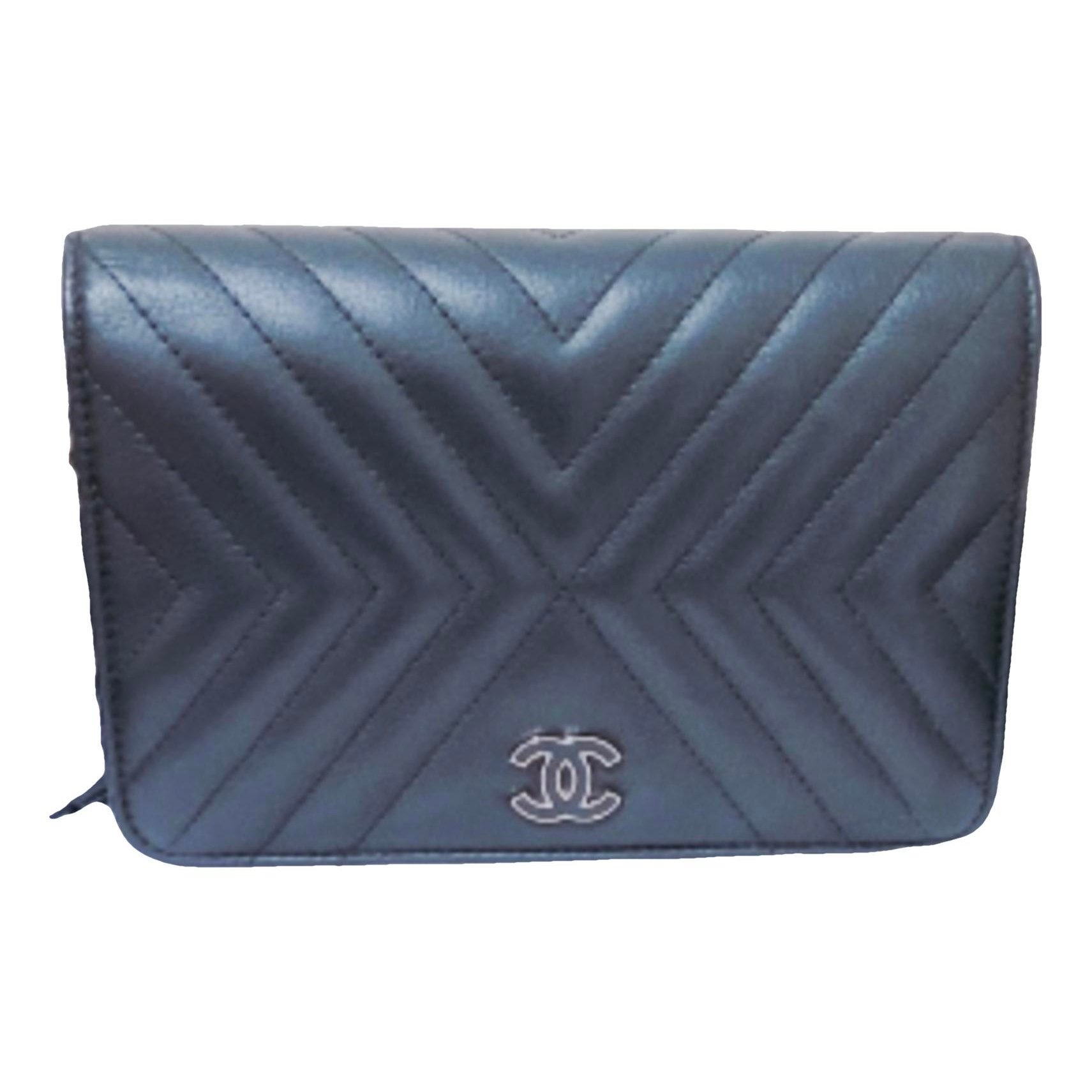 Wallet On Chain leather crossbody bag