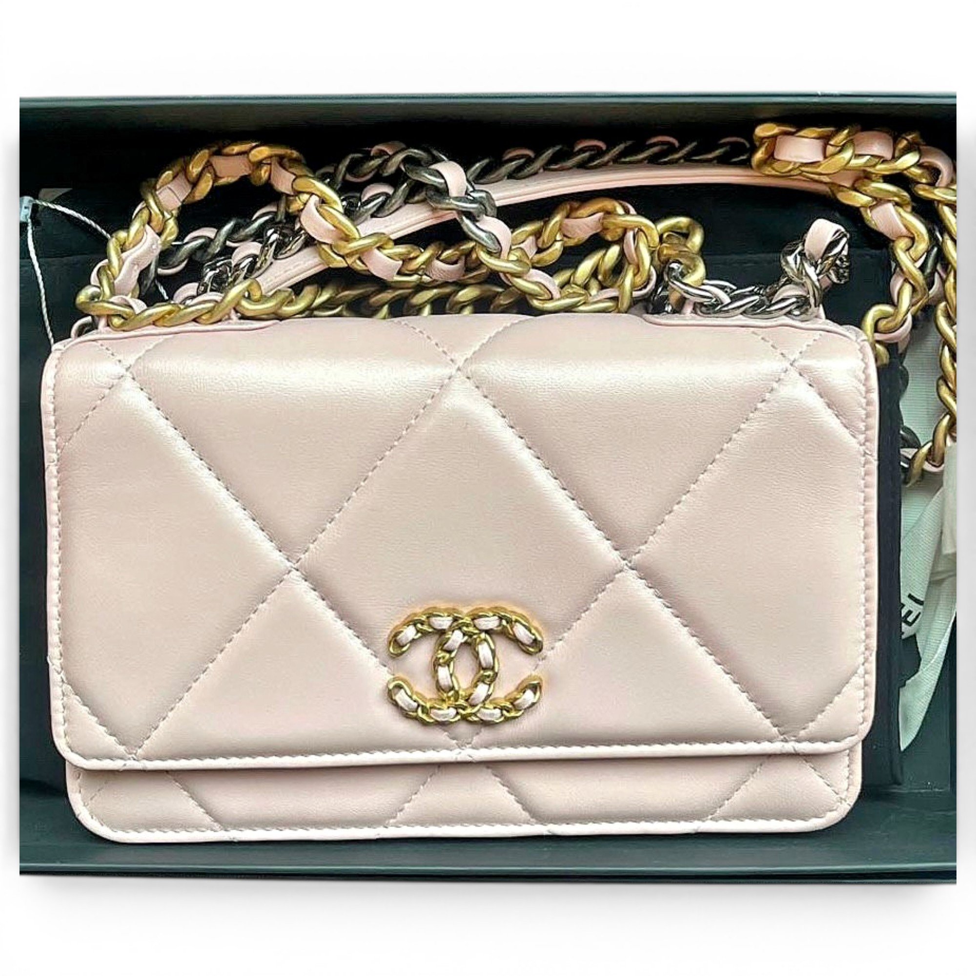 Wallet On Chain Chanel 19 leather handbag