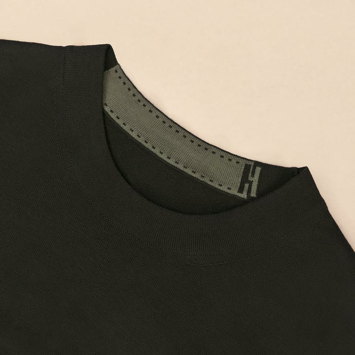 카키 “detail H” 크루넥 스웨터