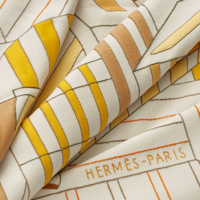 Cheval Au Faubourg Blanket