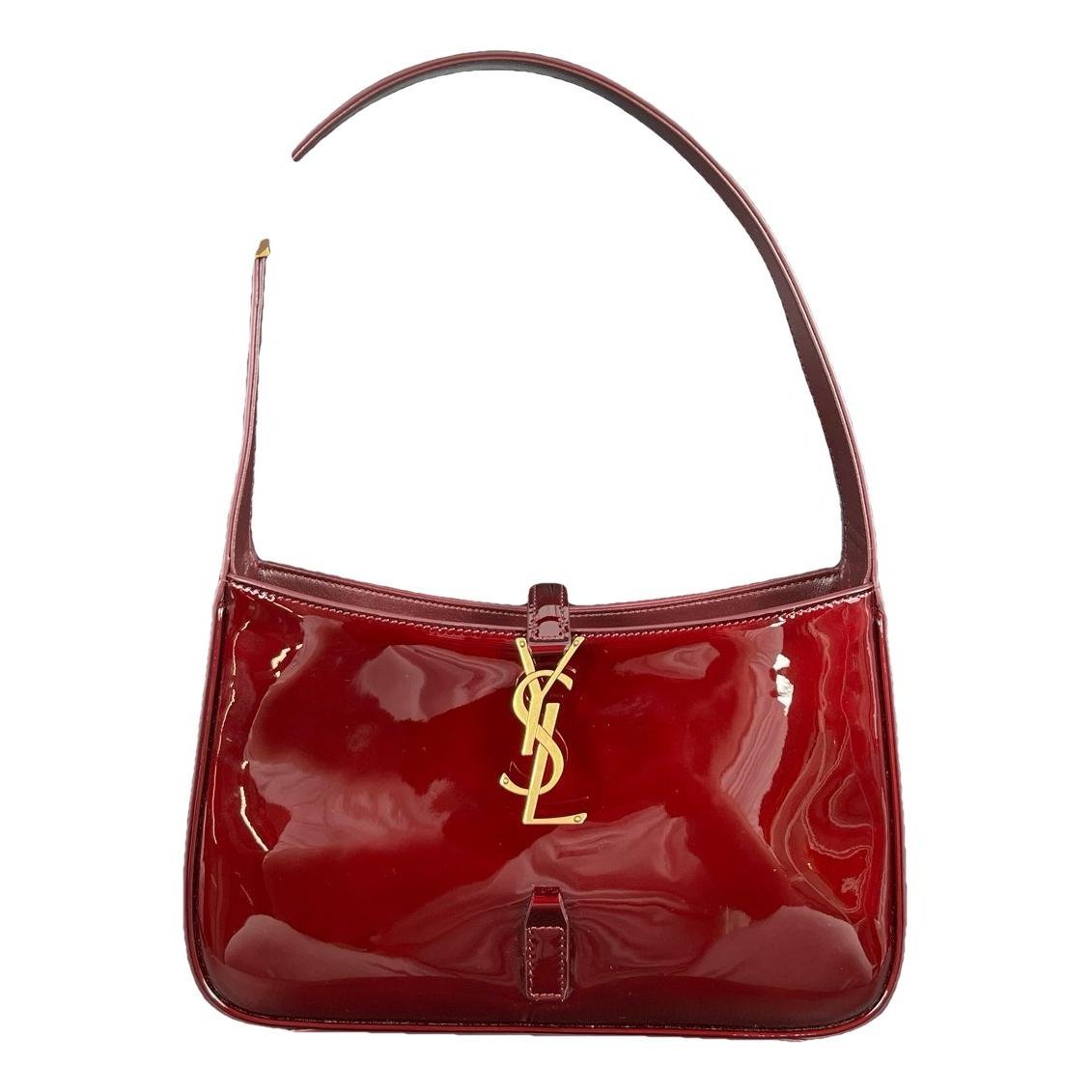 Le 5 à 7 patent leather bag