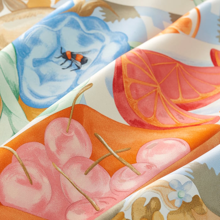 Un Carre Sur l'Herbe Scarf 90