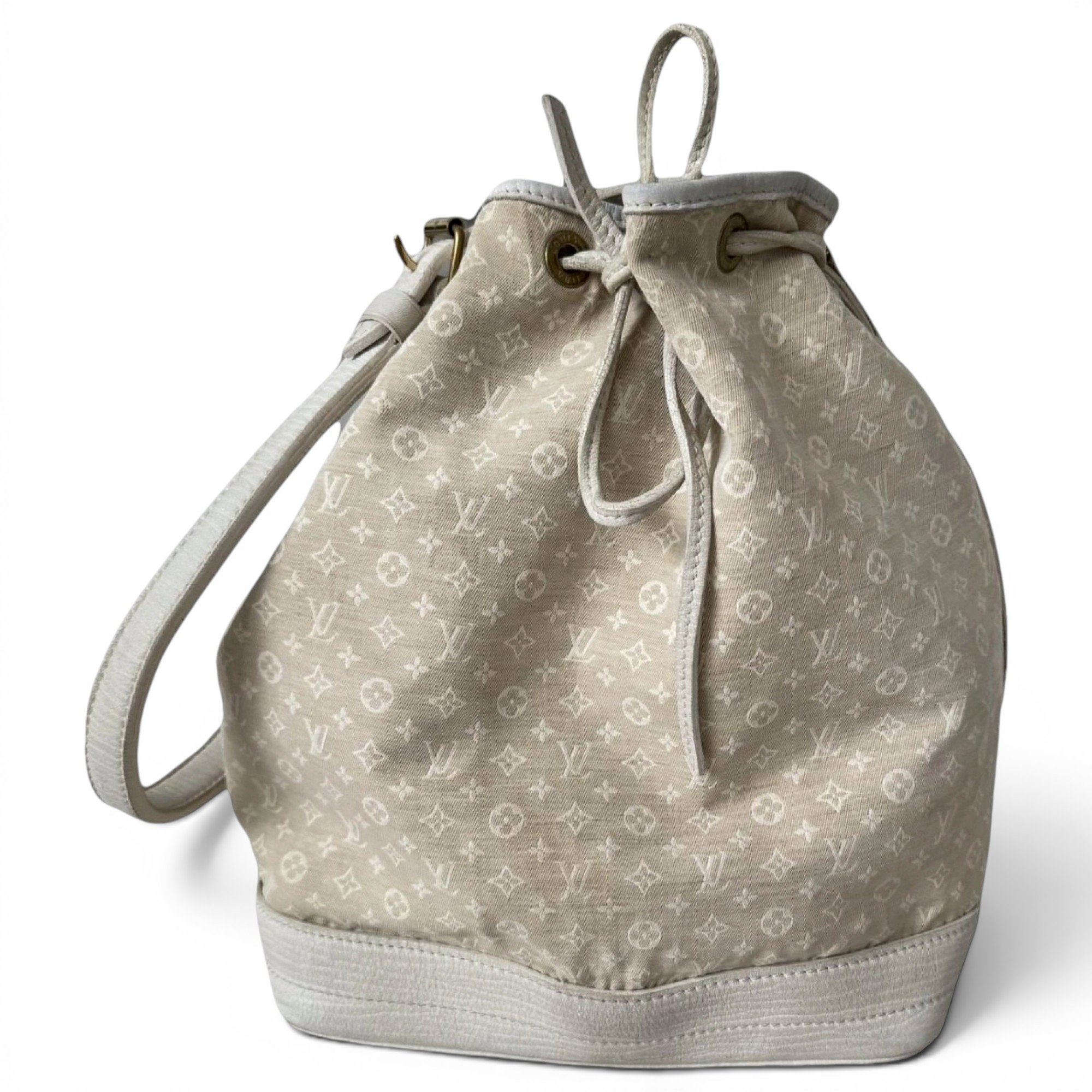 Bucket leather handbag