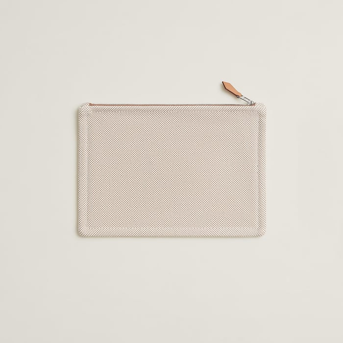 グレージュ フラットポーチ 刺繍入り 《hラビリンス》 PM
