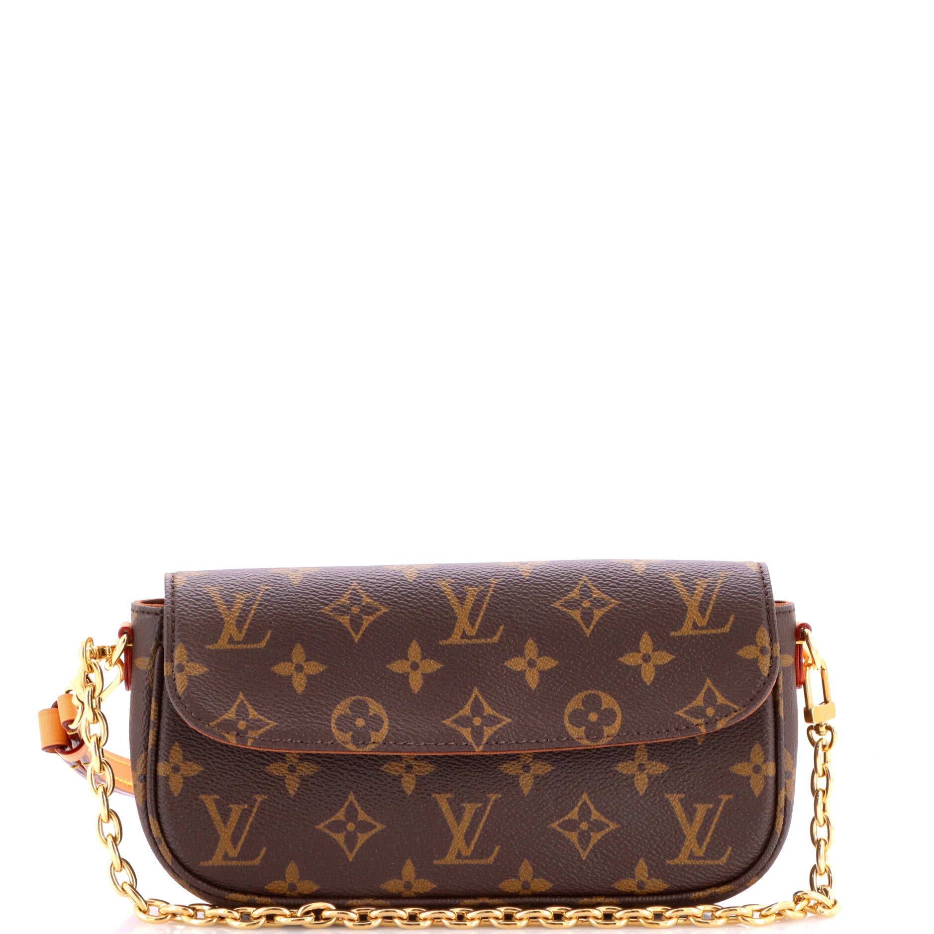 Ivy Wallet on Chain Monogram Canvas