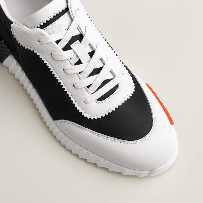 Bouncing Sneaker