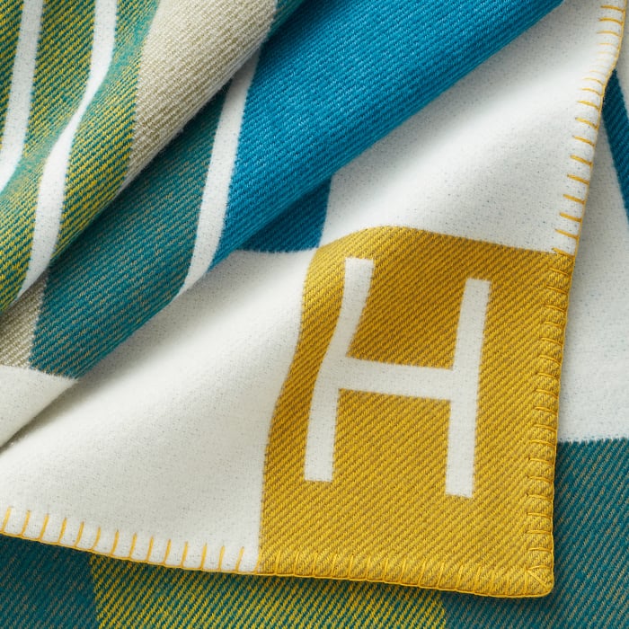 Outremer Avalon Vibration Throw Blanket