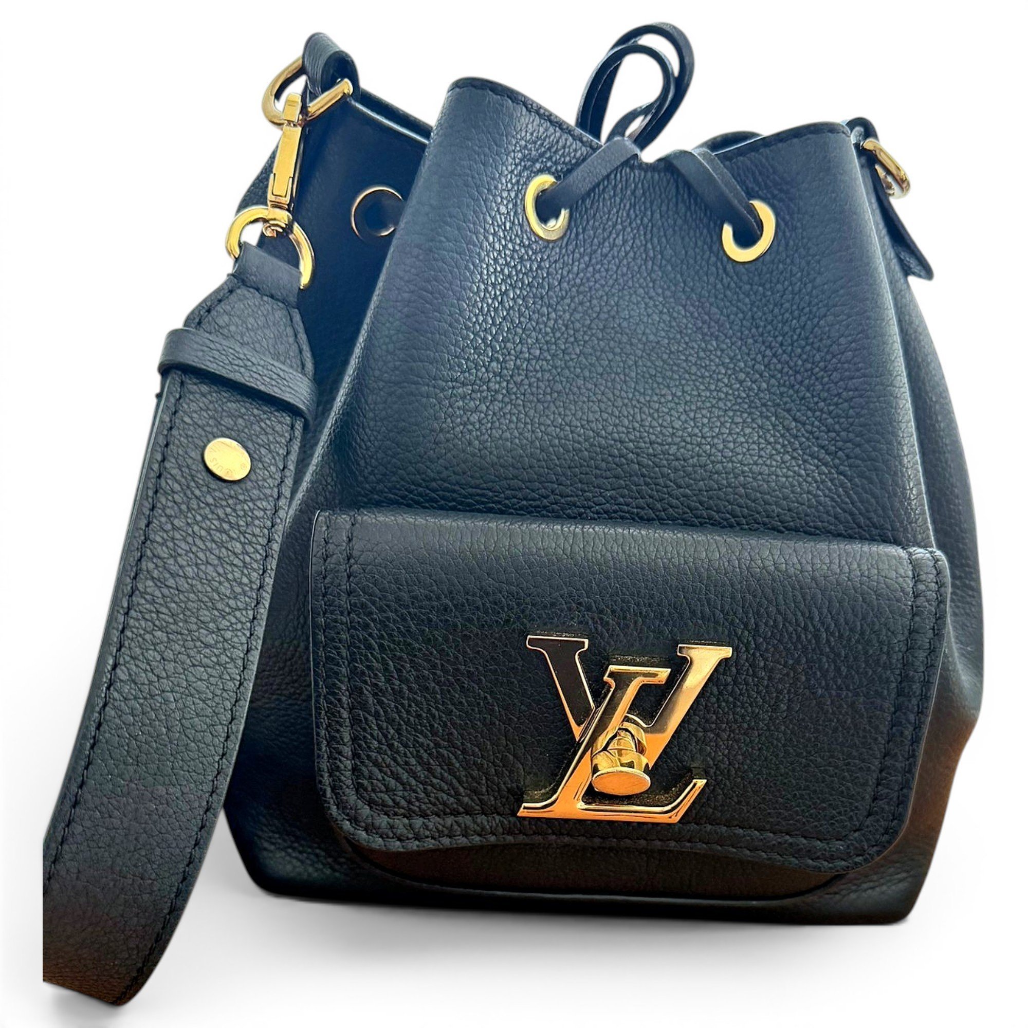 Lockme Bucket leather handbag