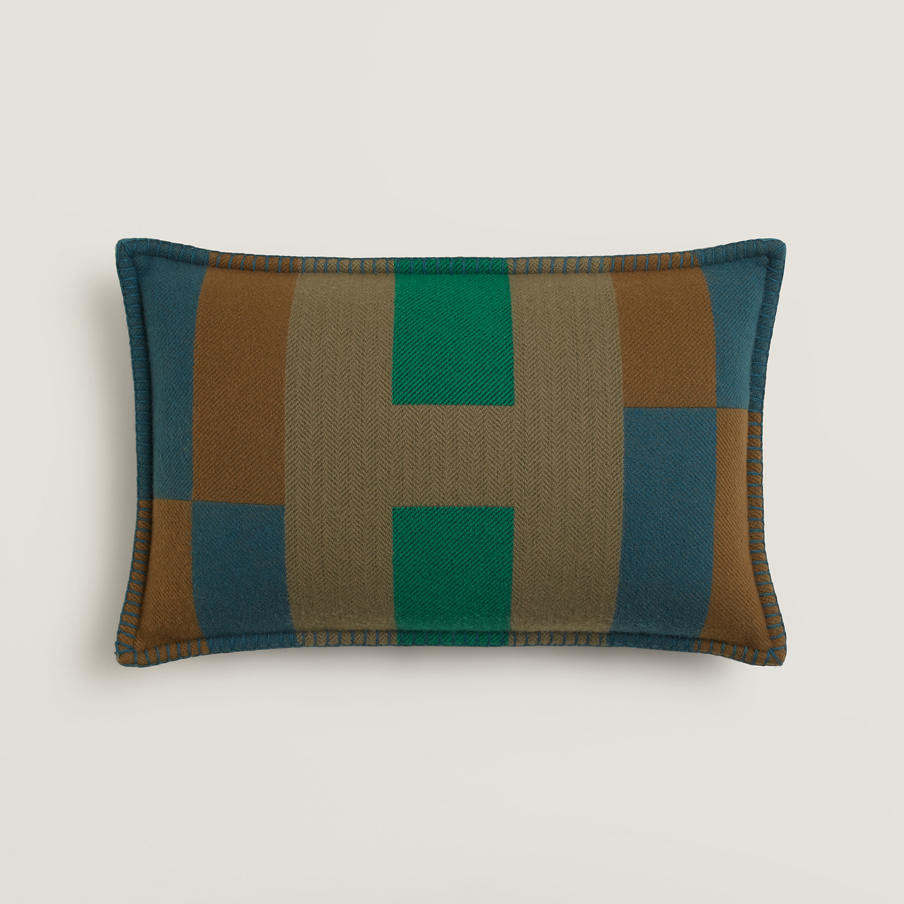 H Horizon pillow, medium model