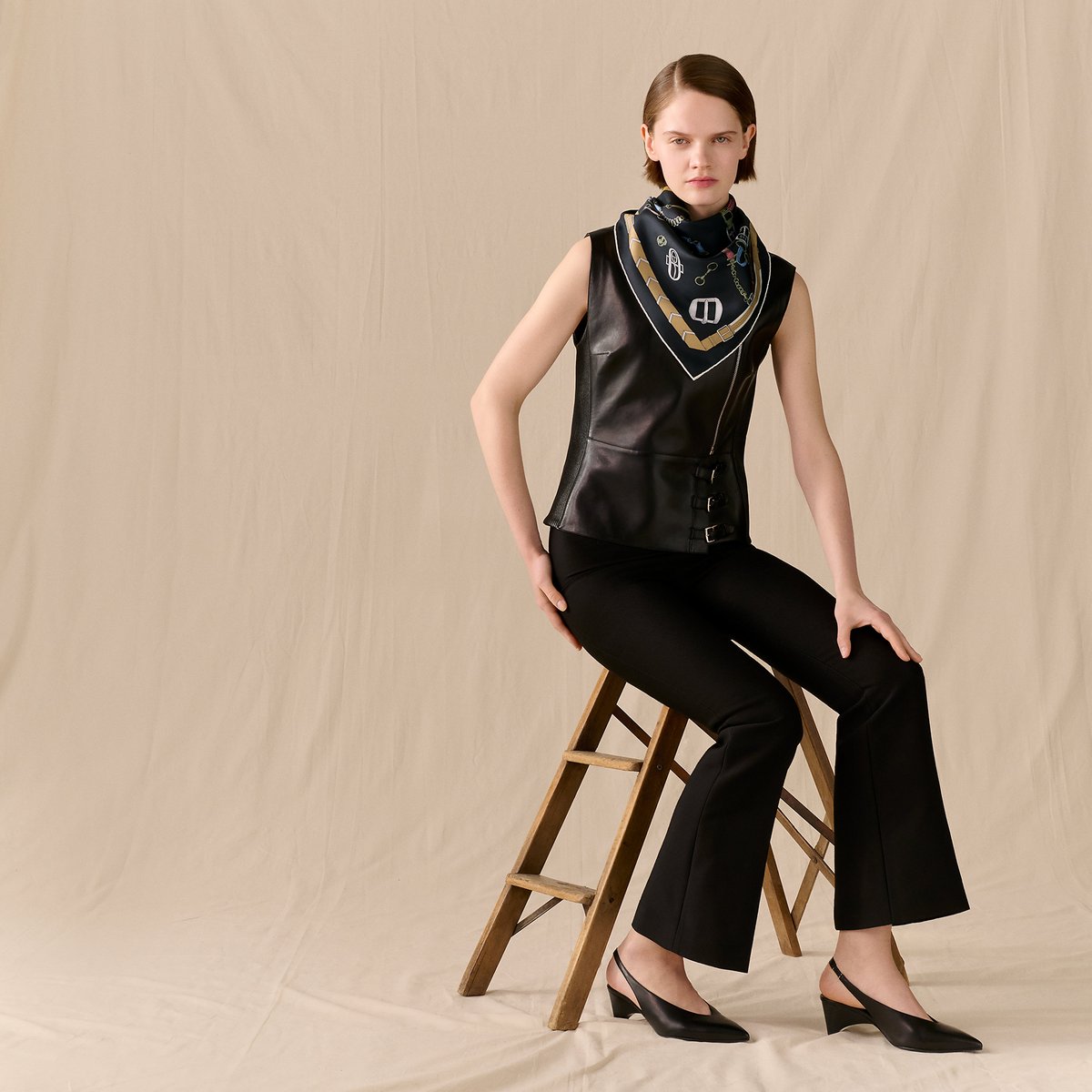 エルメス カレ 90 シュヴォー・デシェネ ベージュ Hermès カレ 90 《シュヴォー・デシェネ》 黒/カーキ/グレー | BagUSeek