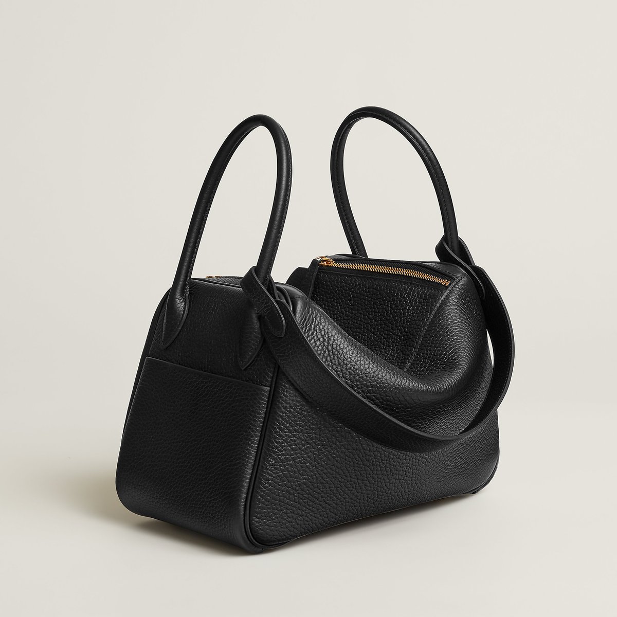 Noir Lindy 26 Bag