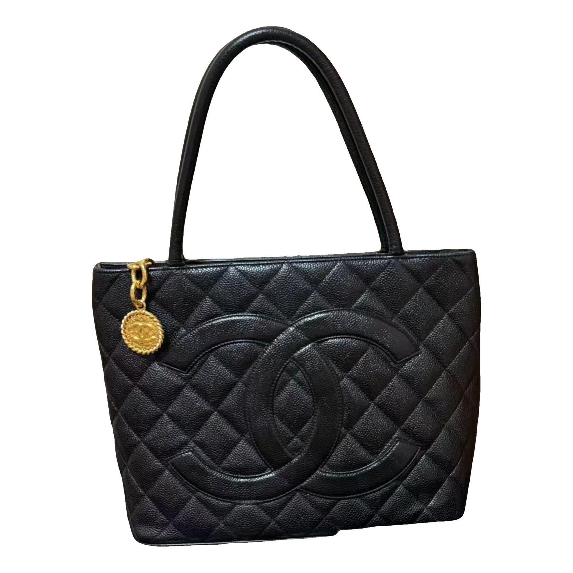 Médaillon leather handbag