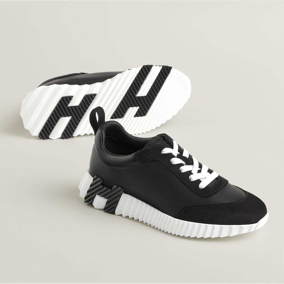 Sneakers Bouncing