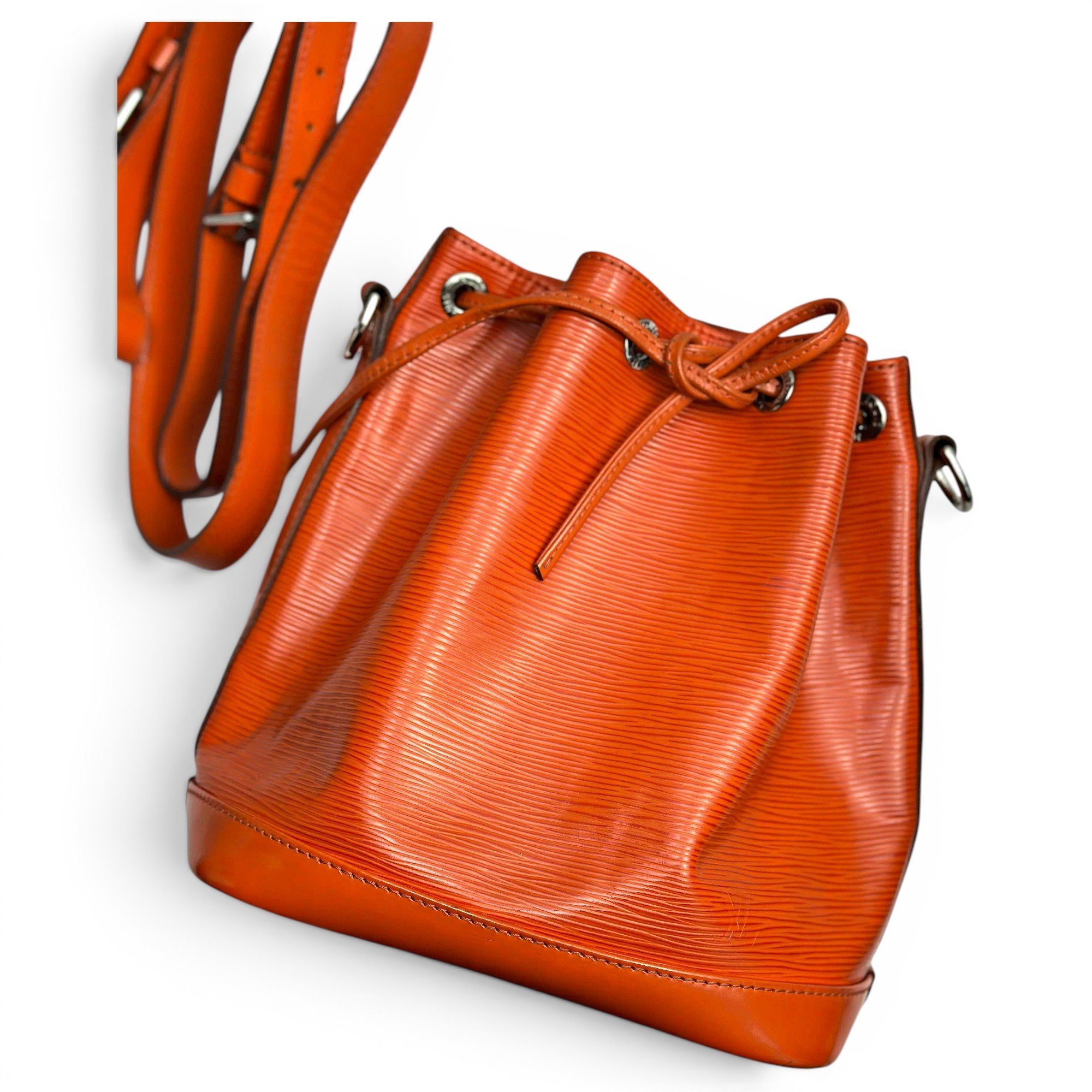 Noé leather crossbody bag