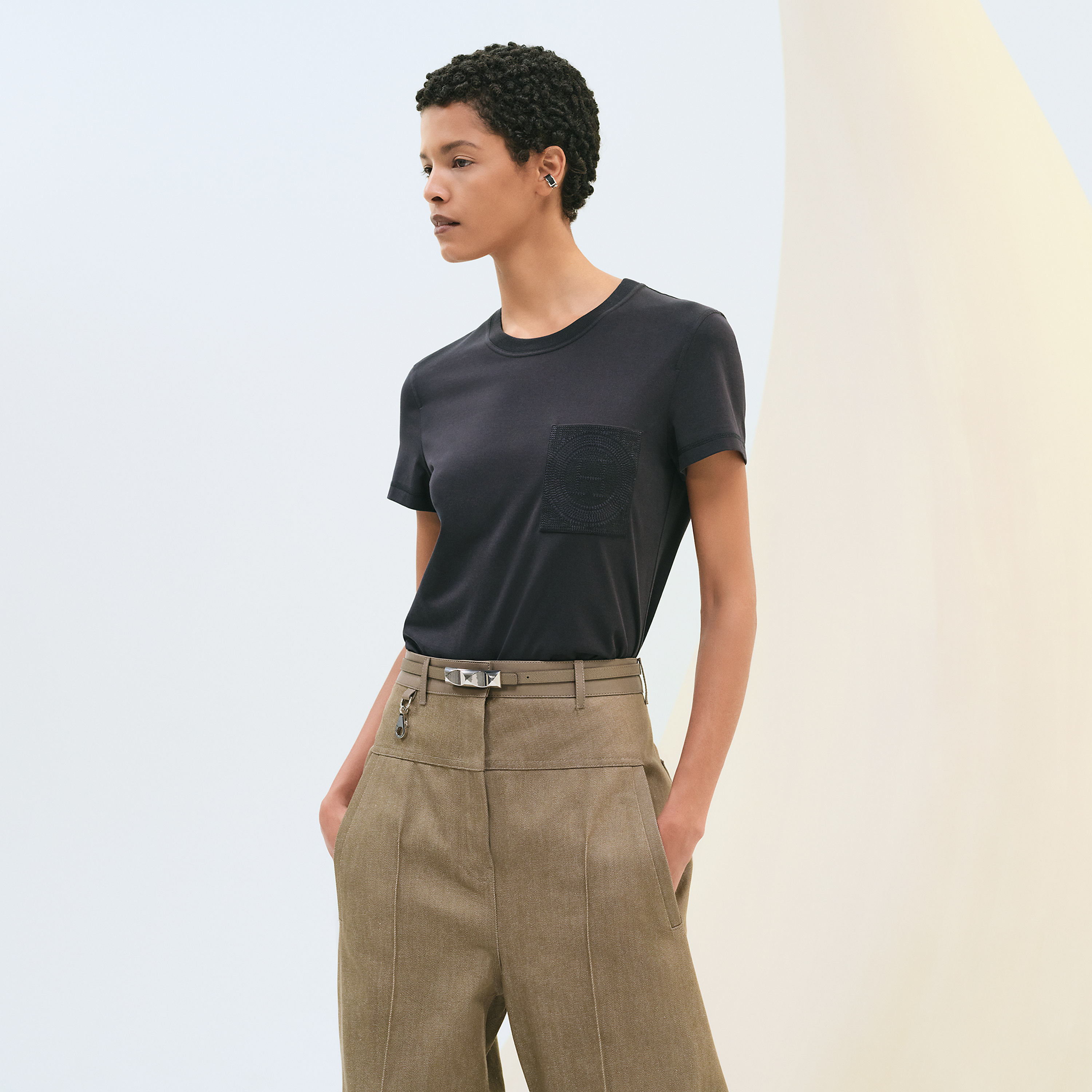 Camiseta com bolso bordado