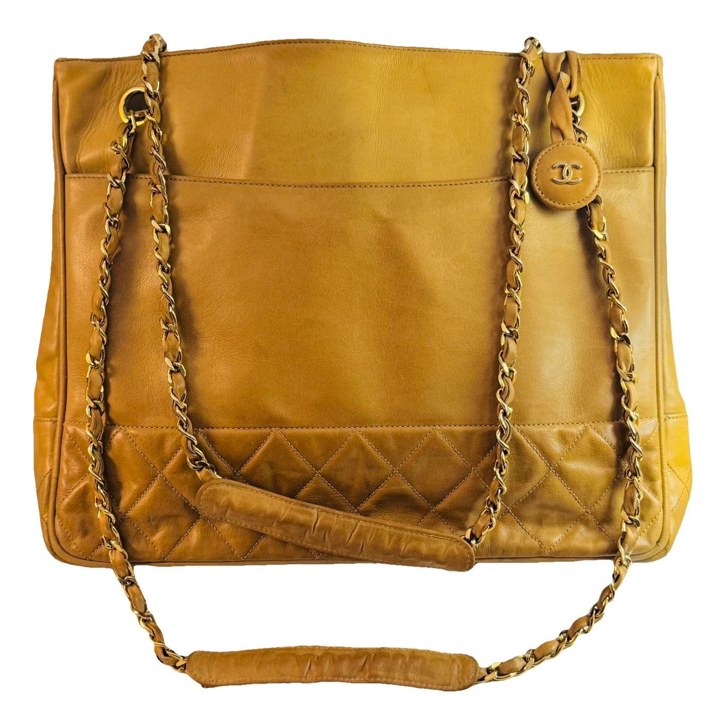 Médaillon leather handbag