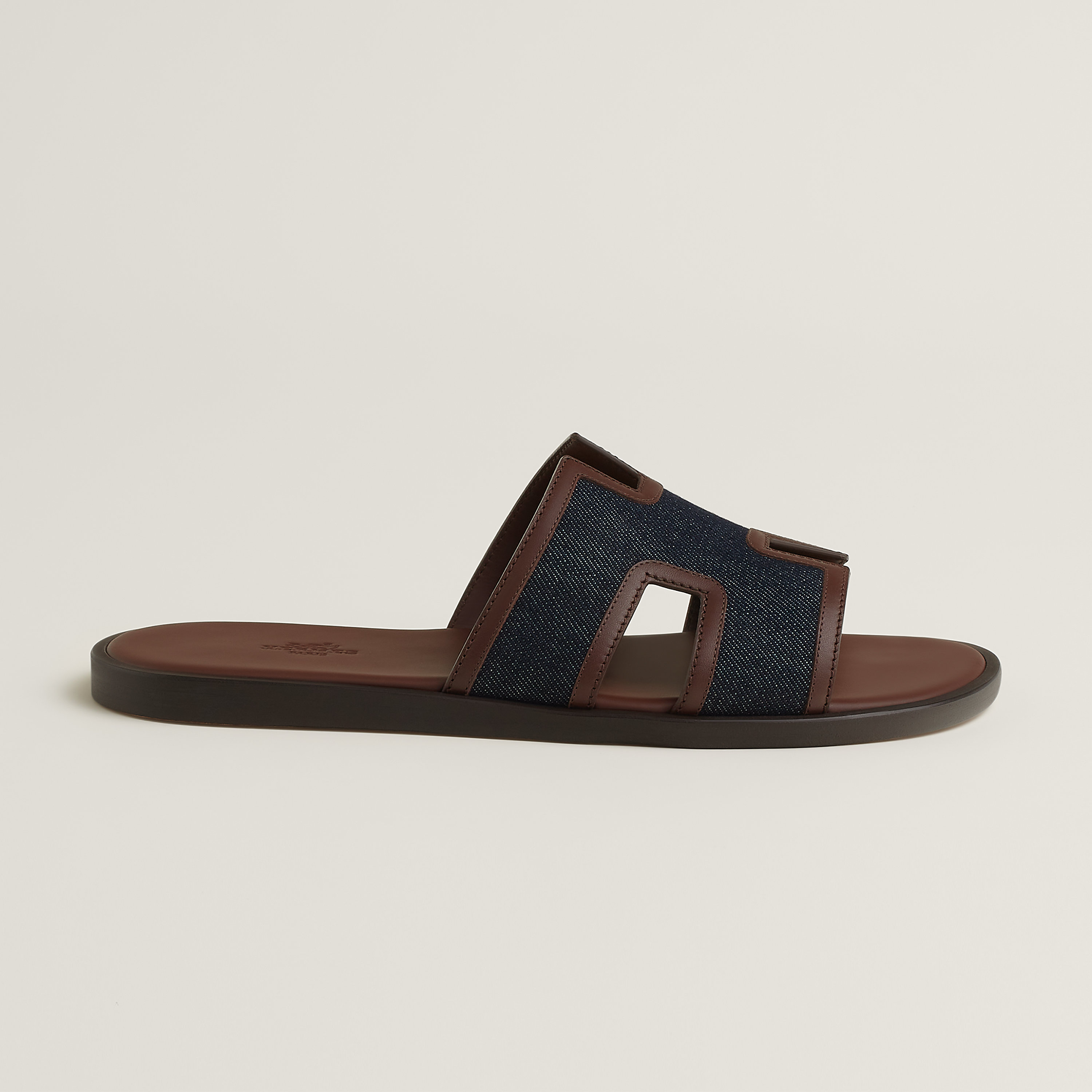 Side view of Hermès Izmir sandal in bleu brut and chocolat