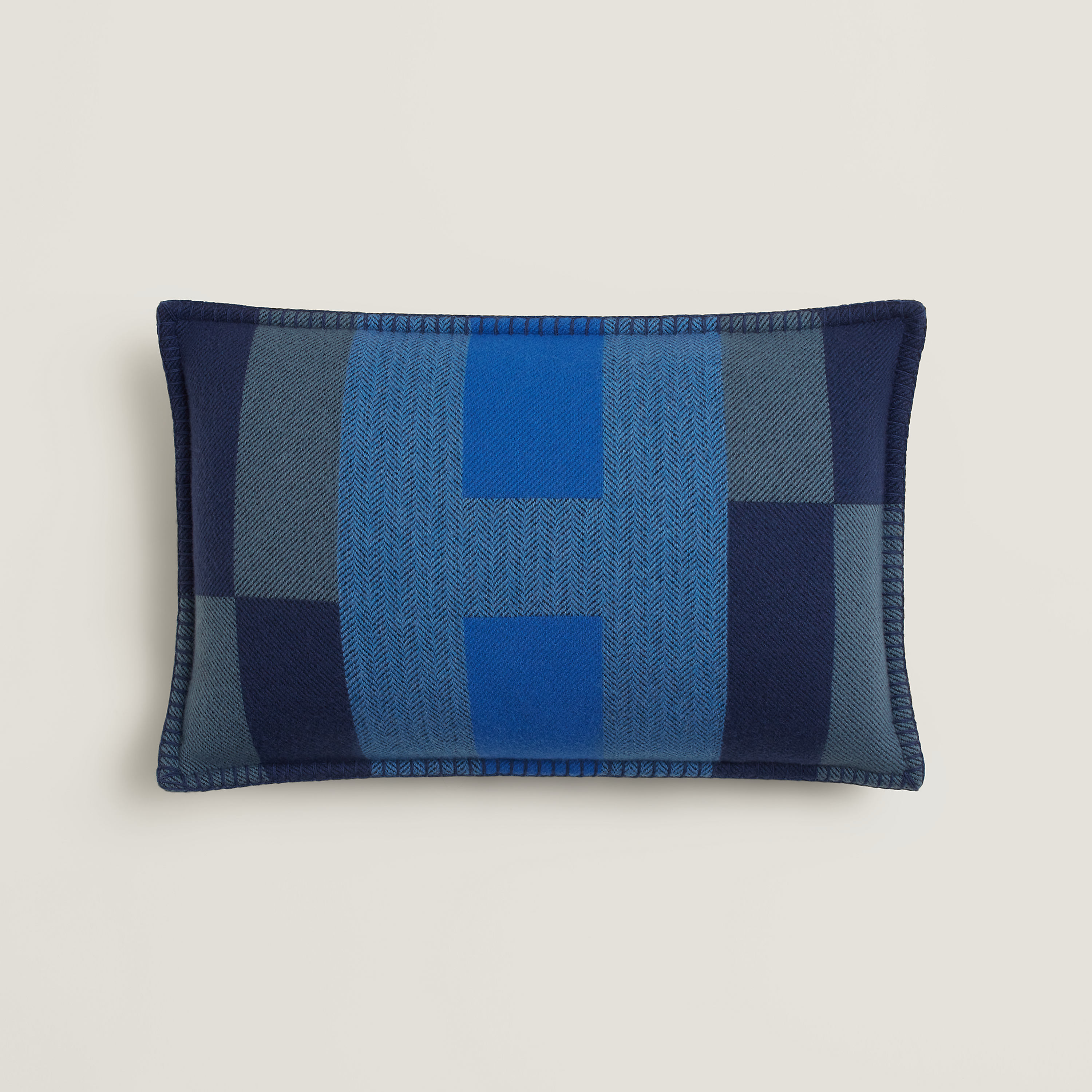 H Horizon pillow, medium model