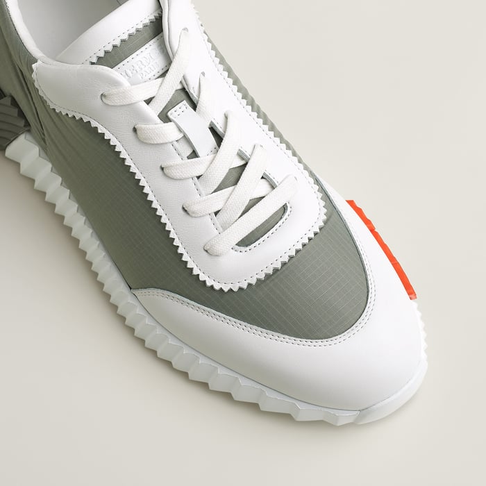 Bouncing Sneaker