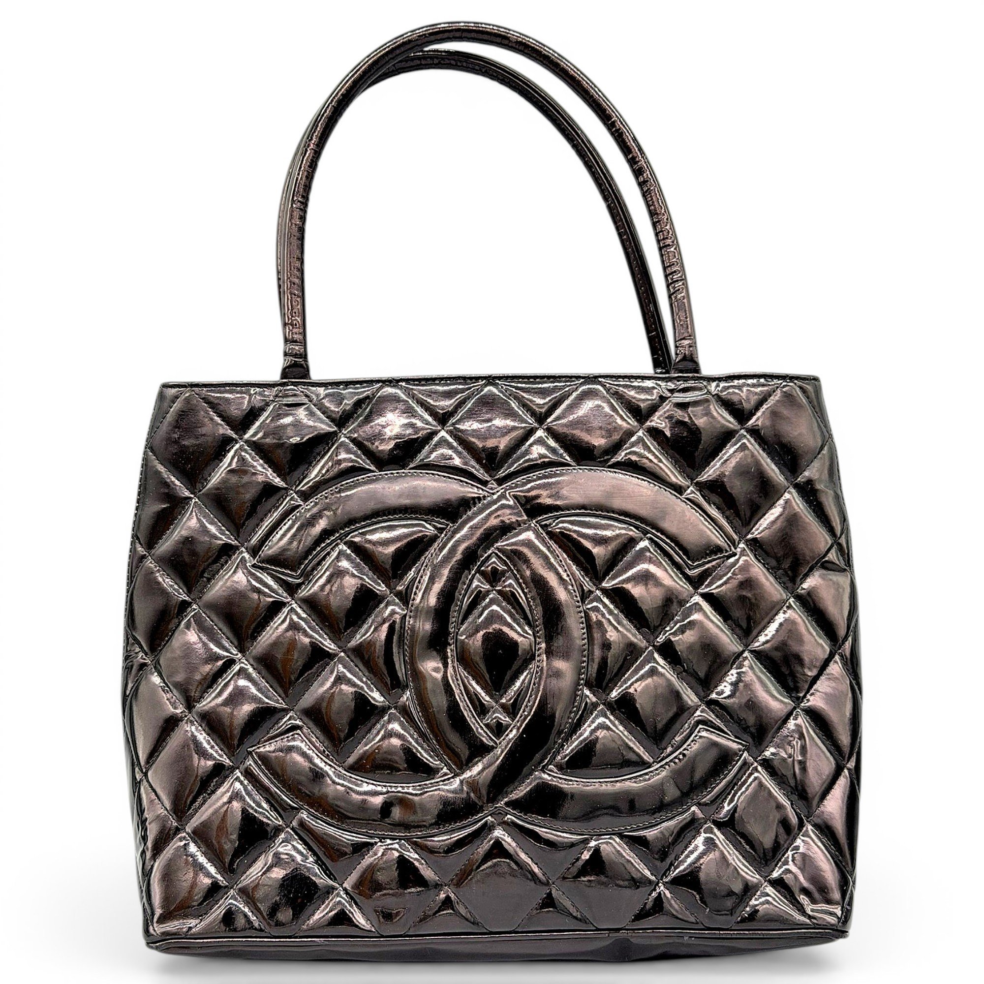 Médaillon patent leather handbag