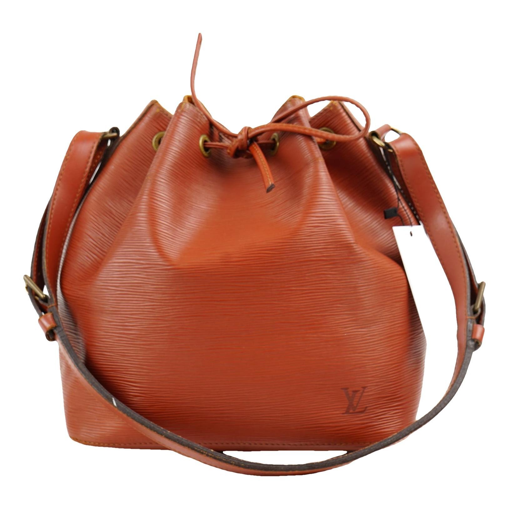 Poche Noé leather handbag