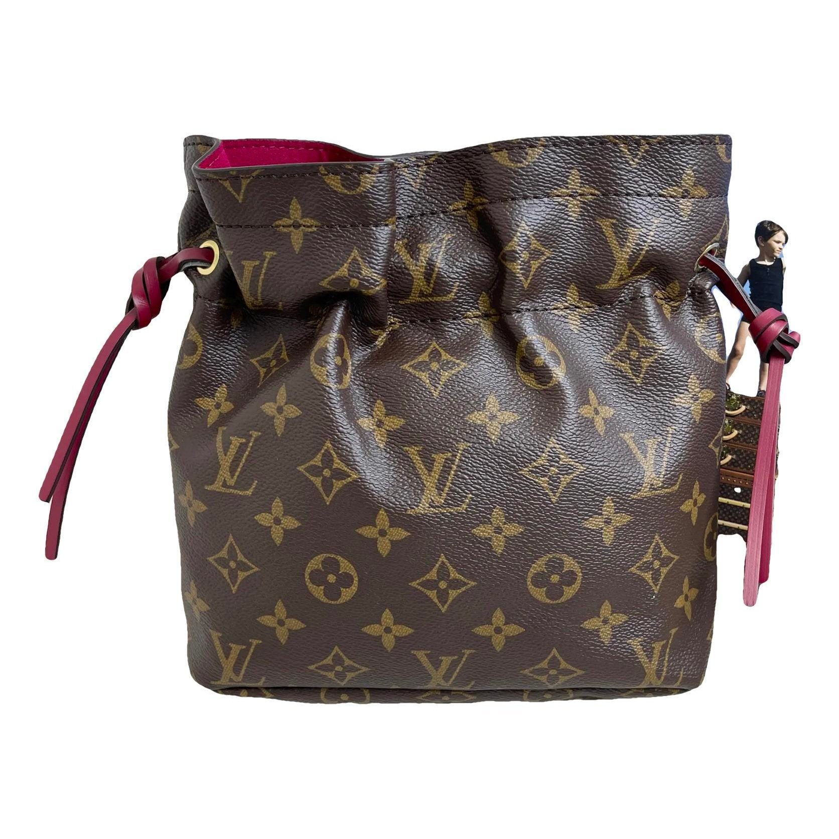 Noe leather clutch bag