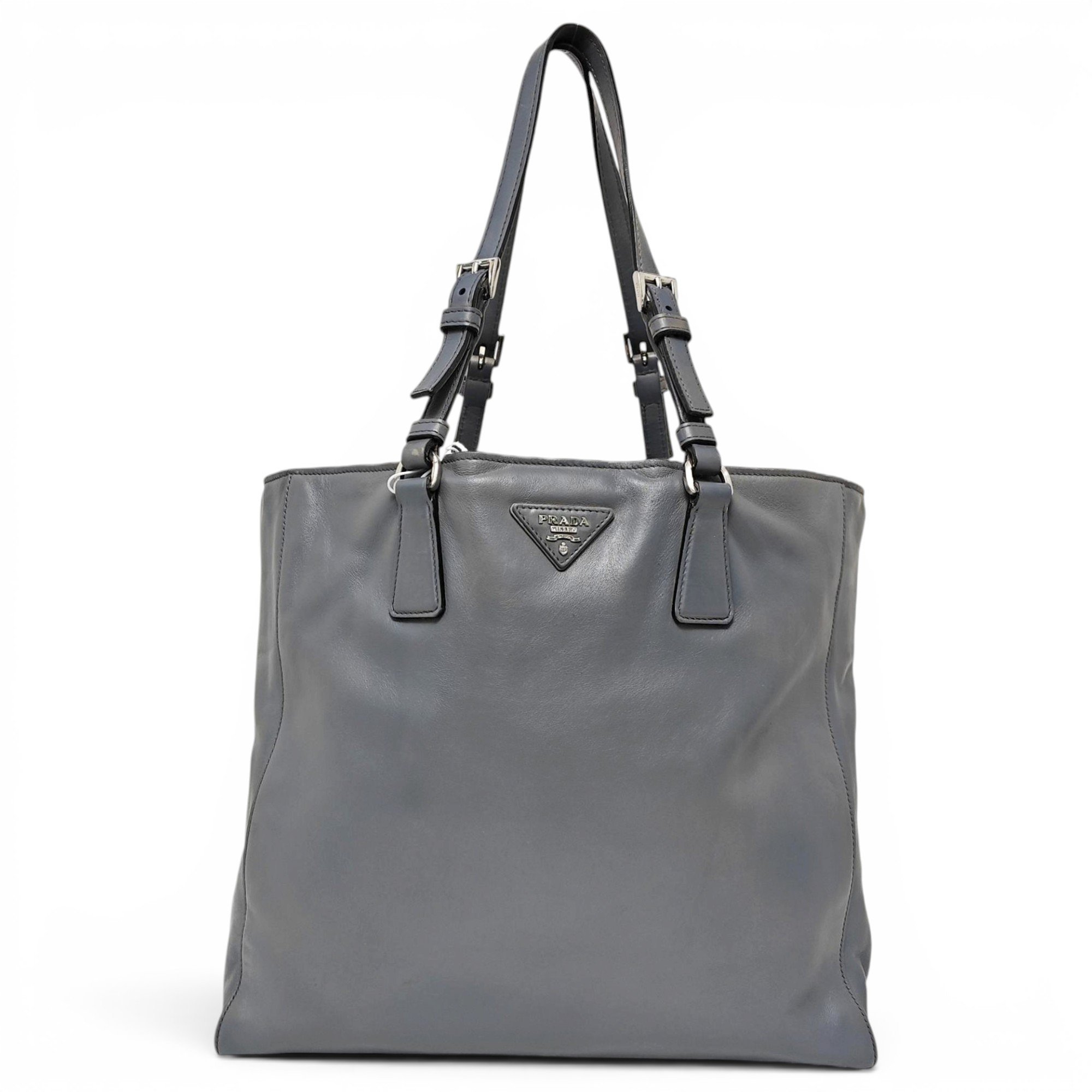 Monochrome leather handbag