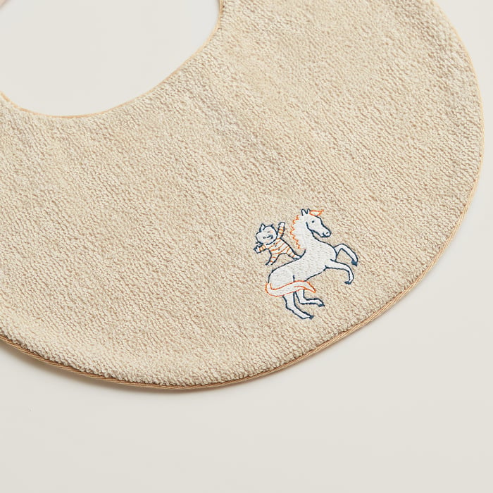 Biscuit Cabriole Round Bib